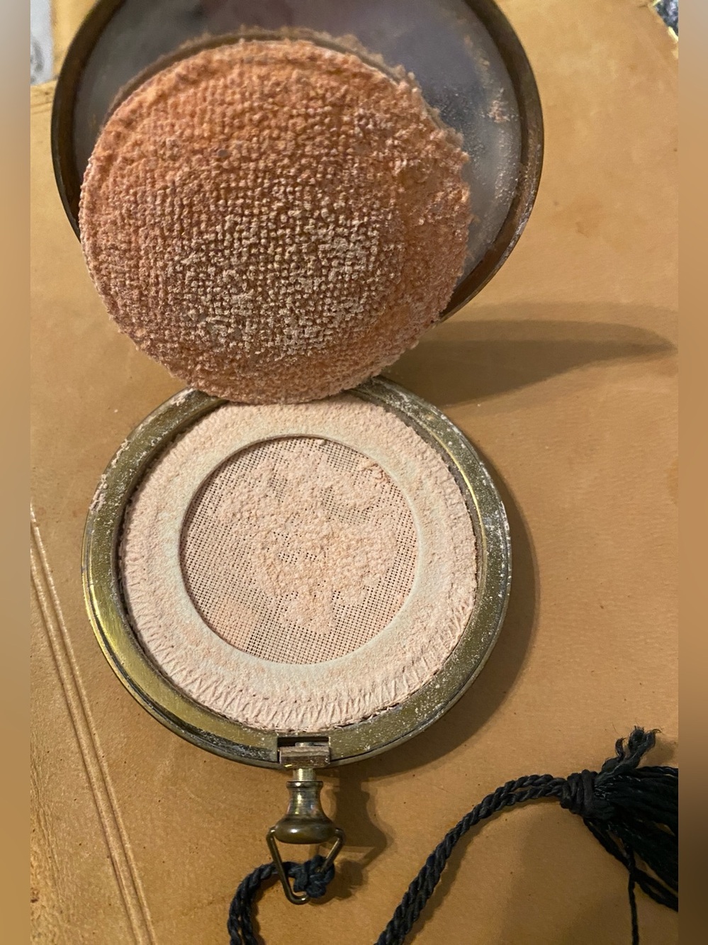 Zell Fifth Avenue powder Makeup compact - Picture 4 of 4